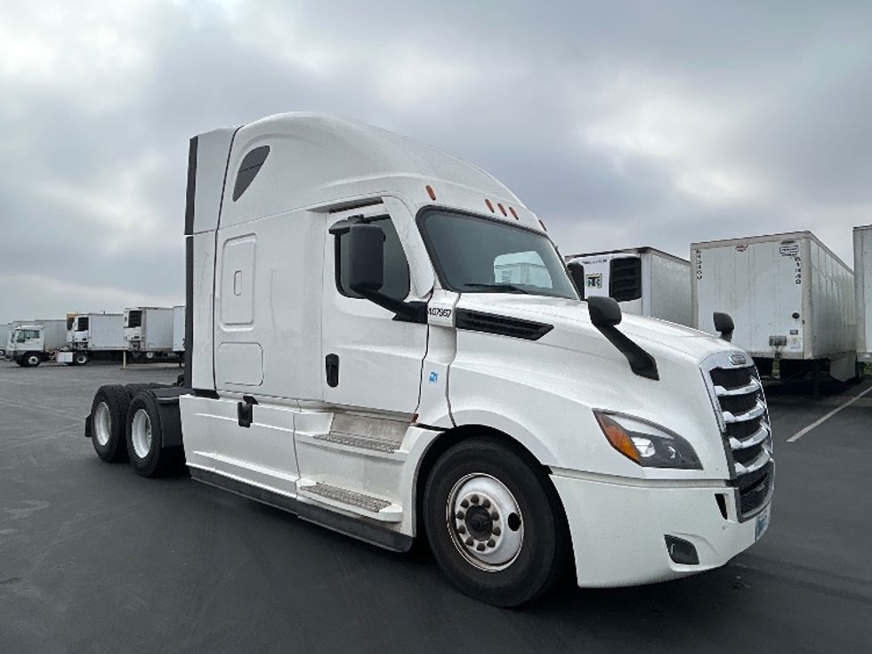 Sleeper Tractor-Heavy Duty Tractors-Freightliner-2022-T12664ST-Stockton-CA-249,779\n\t\tmiles-$ 96,250 - Image 1