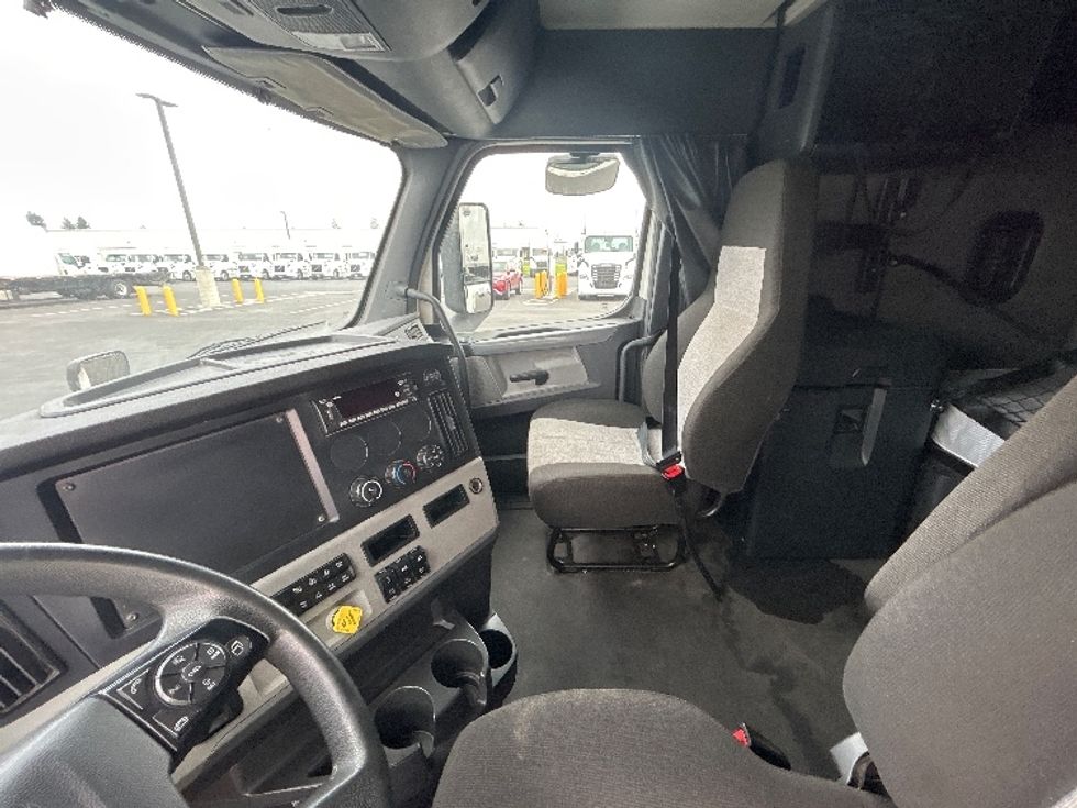 Sleeper Tractor-Heavy Duty Tractors-Freightliner-2022-T12664ST-Stockton-CA-249,779\n\t\tmiles-$ 96,250 - Image 10