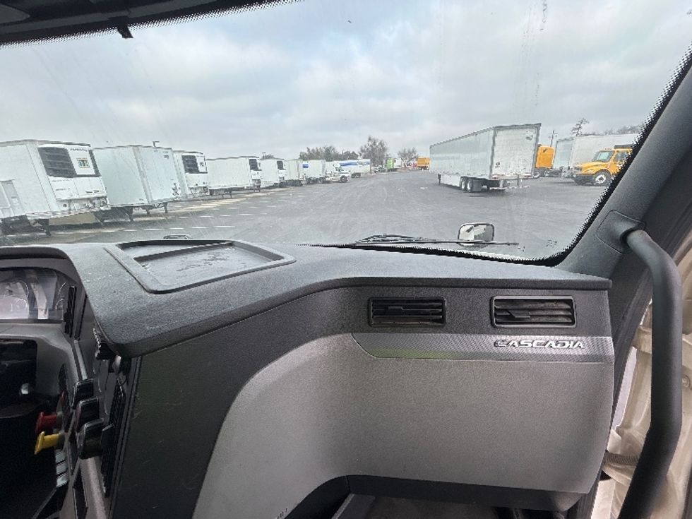 Sleeper Tractor-Heavy Duty Tractors-Freightliner-2022-T12664ST-Stockton-CA-249,779\n\t\tmiles-$ 96,250 - Image 14