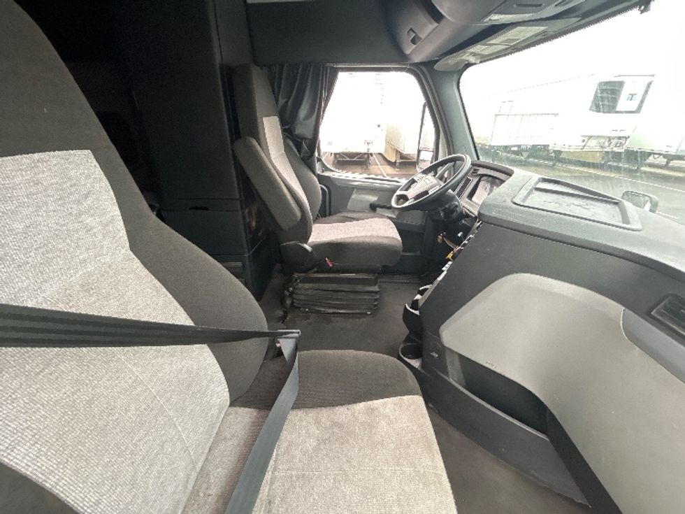 Sleeper Tractor-Heavy Duty Tractors-Freightliner-2022-T12664ST-Stockton-CA-249,779\n\t\tmiles-$ 96,250 - Image 15