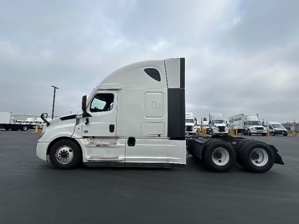 Sleeper Tractor-Heavy Duty Tractors-Freightliner-2022-T12664ST-Stockton-CA-249,779\n\t\tmiles-$ 96,250 - Image 4