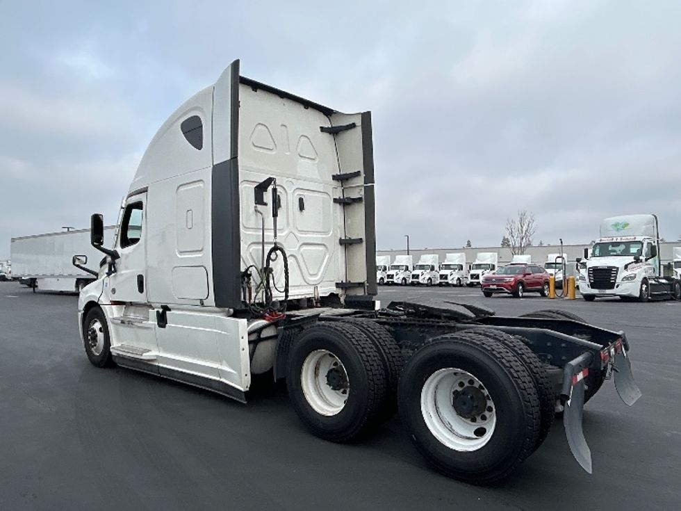 Sleeper Tractor-Heavy Duty Tractors-Freightliner-2022-T12664ST-Stockton-CA-249,779\n\t\tmiles-$ 96,250 - Image 5