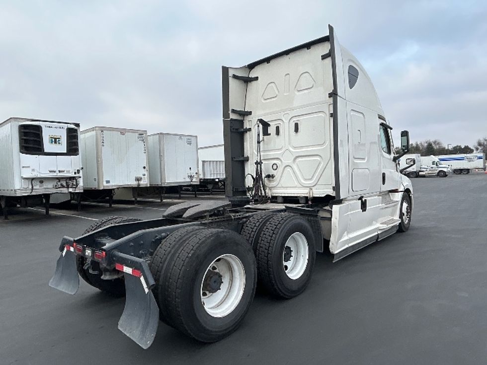 Sleeper Tractor-Heavy Duty Tractors-Freightliner-2022-T12664ST-Stockton-CA-249,779\n\t\tmiles-$ 96,250 - Image 7