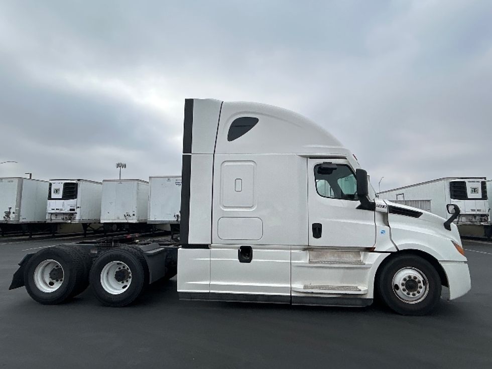 Sleeper Tractor-Heavy Duty Tractors-Freightliner-2022-T12664ST-Stockton-CA-249,779\n\t\tmiles-$ 96,250 - Image 8