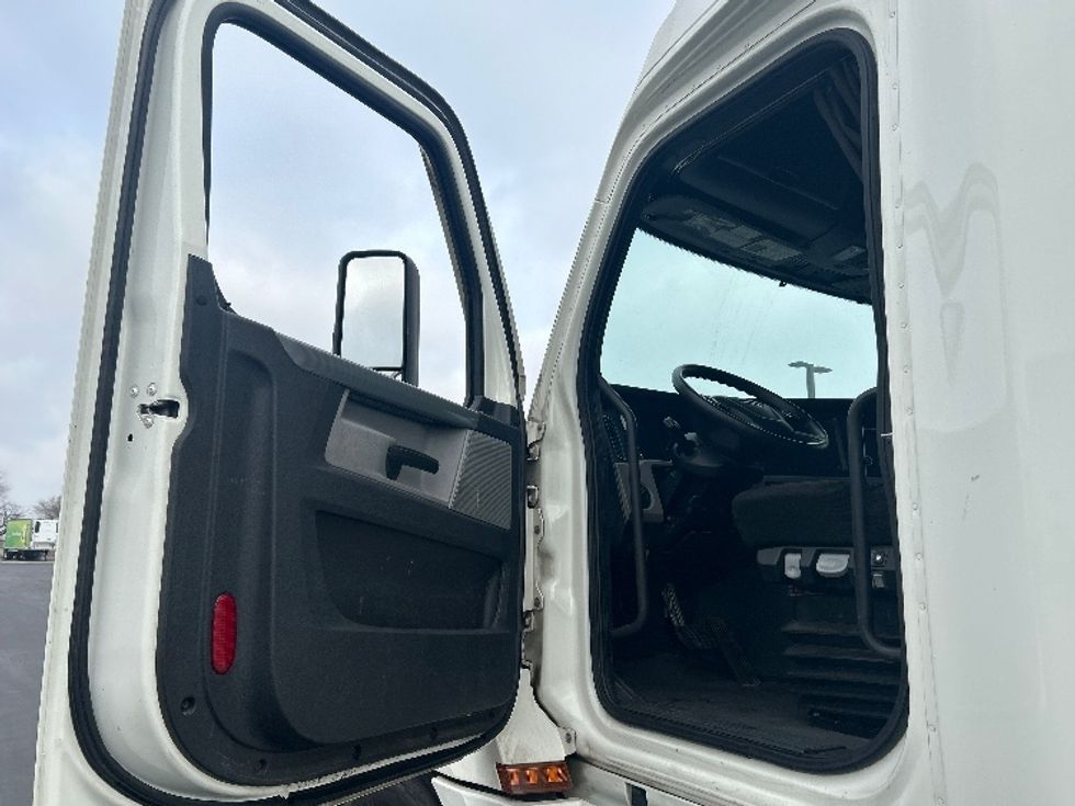 Sleeper Tractor-Heavy Duty Tractors-Freightliner-2022-T12664ST-Stockton-CA-249,779\n\t\tmiles-$ 96,250 - Image 9