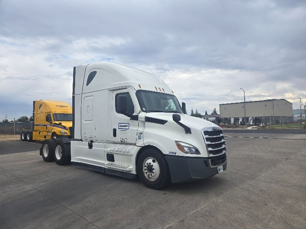Sleeper Tractor-Heavy Duty Tractors-Freightliner-2022-T12664ST-Stockton-CA-393,291\n\t\tmiles-$ 91,250 - Image 1