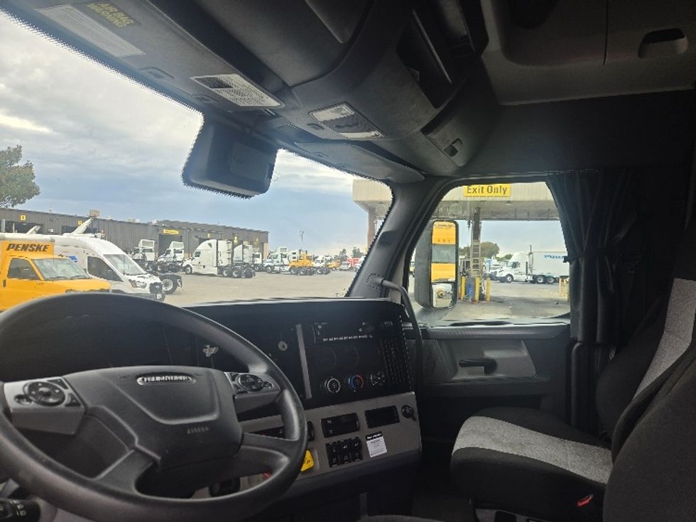 Sleeper Tractor-Heavy Duty Tractors-Freightliner-2022-T12664ST-Stockton-CA-393,291\n\t\tmiles-$ 91,250 - Image 10