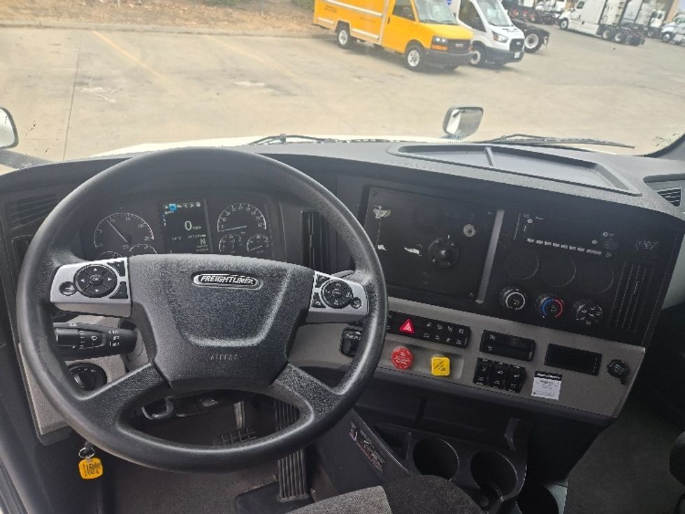 Sleeper Tractor-Heavy Duty Tractors-Freightliner-2022-T12664ST-Stockton-CA-393,291\n\t\tmiles-$ 91,250 - Image 11