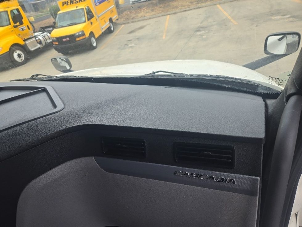 Sleeper Tractor-Heavy Duty Tractors-Freightliner-2022-T12664ST-Stockton-CA-393,291\n\t\tmiles-$ 91,250 - Image 14