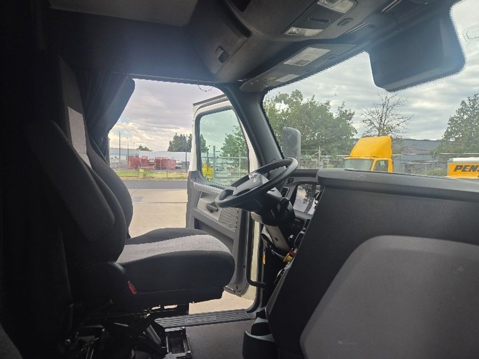 Sleeper Tractor-Heavy Duty Tractors-Freightliner-2022-T12664ST-Stockton-CA-393,291\n\t\tmiles-$ 91,250 - Image 15