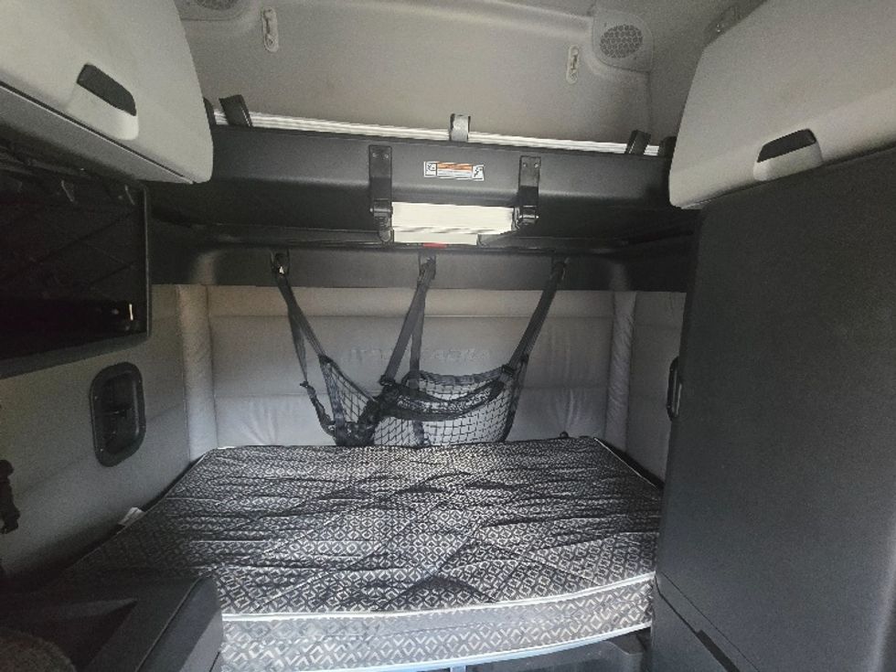 Sleeper Tractor-Heavy Duty Tractors-Freightliner-2022-T12664ST-Stockton-CA-393,291\n\t\tmiles-$ 91,250 - Image 16