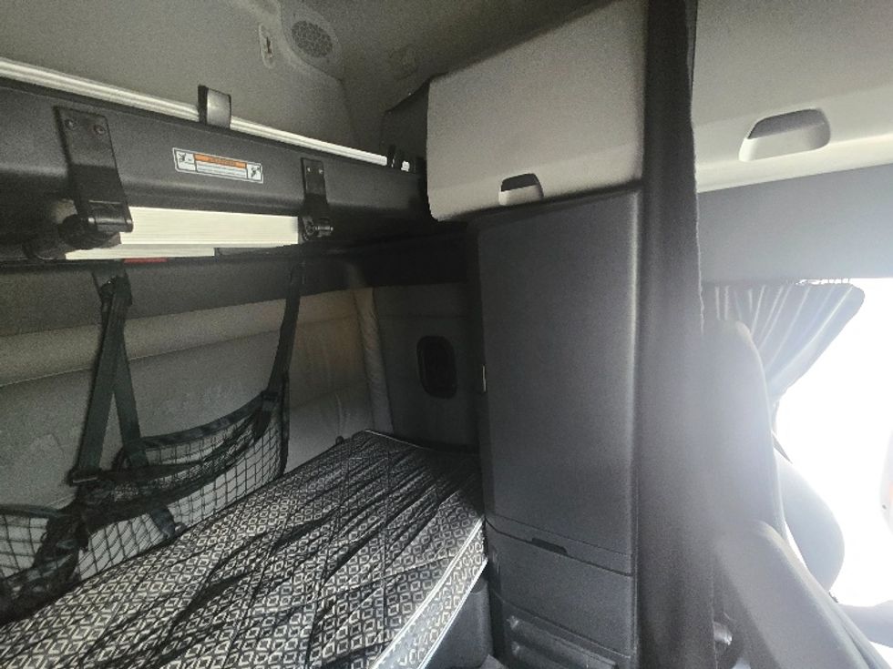 Sleeper Tractor-Heavy Duty Tractors-Freightliner-2022-T12664ST-Stockton-CA-393,291\n\t\tmiles-$ 91,250 - Image 18