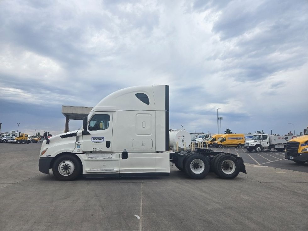Sleeper Tractor-Heavy Duty Tractors-Freightliner-2022-T12664ST-Stockton-CA-393,291\n\t\tmiles-$ 91,250 - Image 4