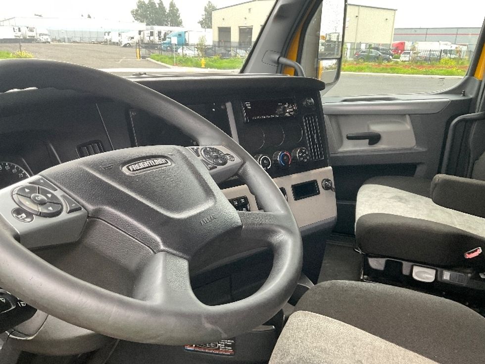 Sleeper Tractor-Heavy Duty Tractors-Freightliner-2022-T12664ST-Stockton-CA-551,739\n\t\tmiles-$ 65,500 - Image 10