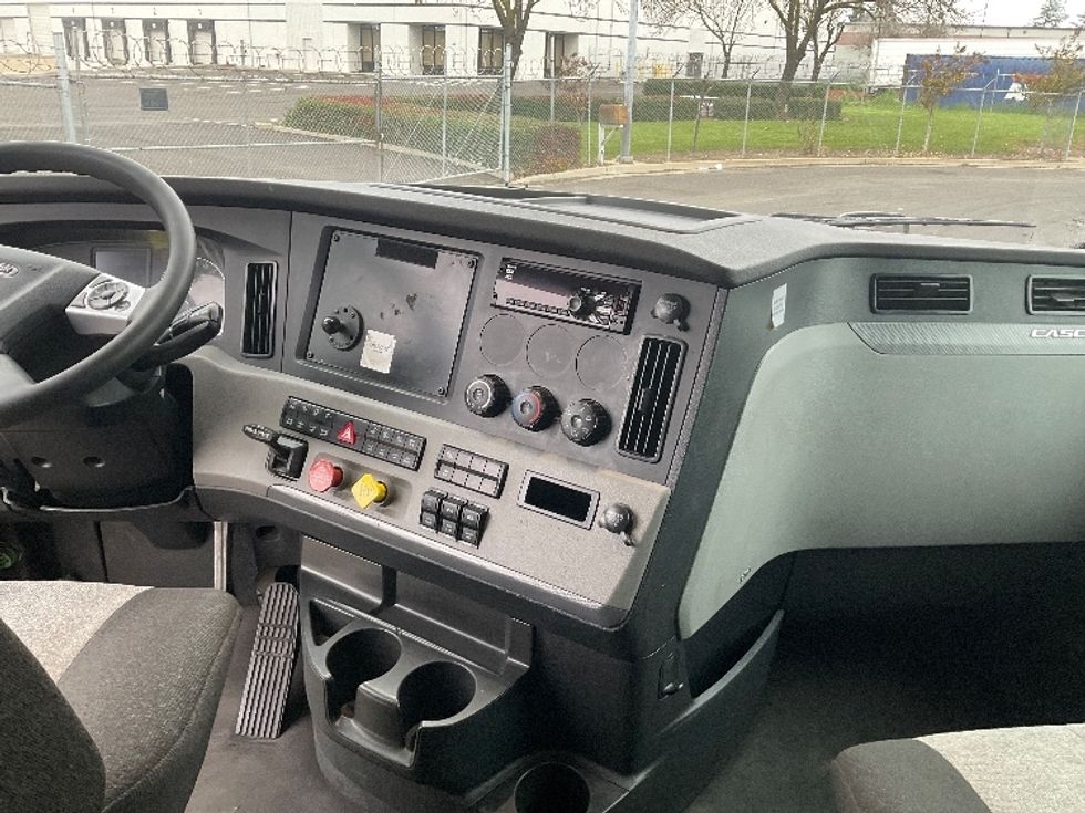 Sleeper Tractor-Heavy Duty Tractors-Freightliner-2022-T12664ST-Stockton-CA-551,739\n\t\tmiles-$ 65,500 - Image 12