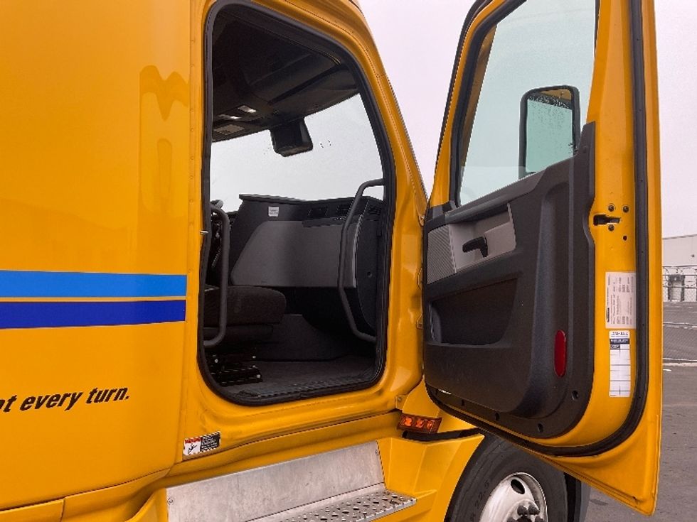 Sleeper Tractor-Heavy Duty Tractors-Freightliner-2022-T12664ST-Stockton-CA-551,739\n\t\tmiles-$ 65,500 - Image 13