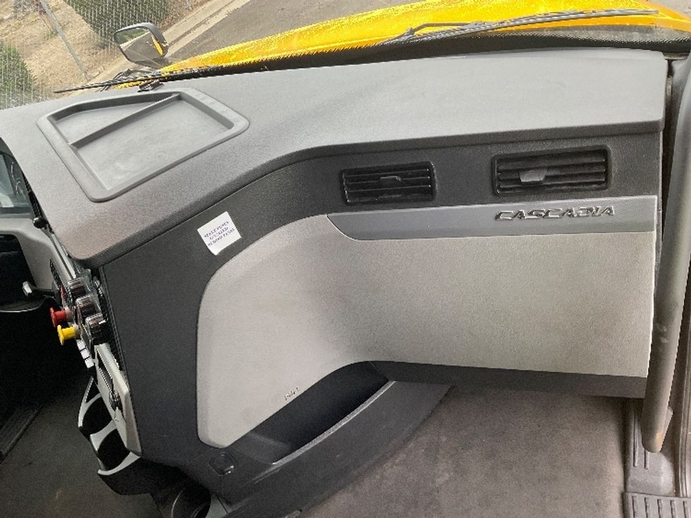 Sleeper Tractor-Heavy Duty Tractors-Freightliner-2022-T12664ST-Stockton-CA-551,739\n\t\tmiles-$ 65,500 - Image 14