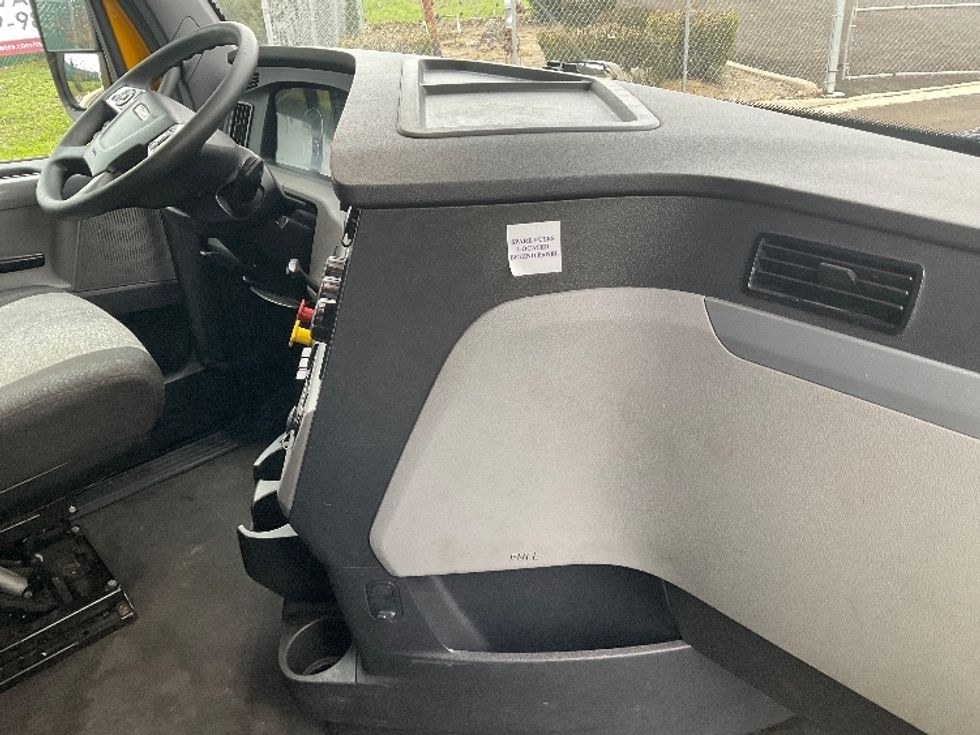 Sleeper Tractor-Heavy Duty Tractors-Freightliner-2022-T12664ST-Stockton-CA-551,739\n\t\tmiles-$ 65,500 - Image 15