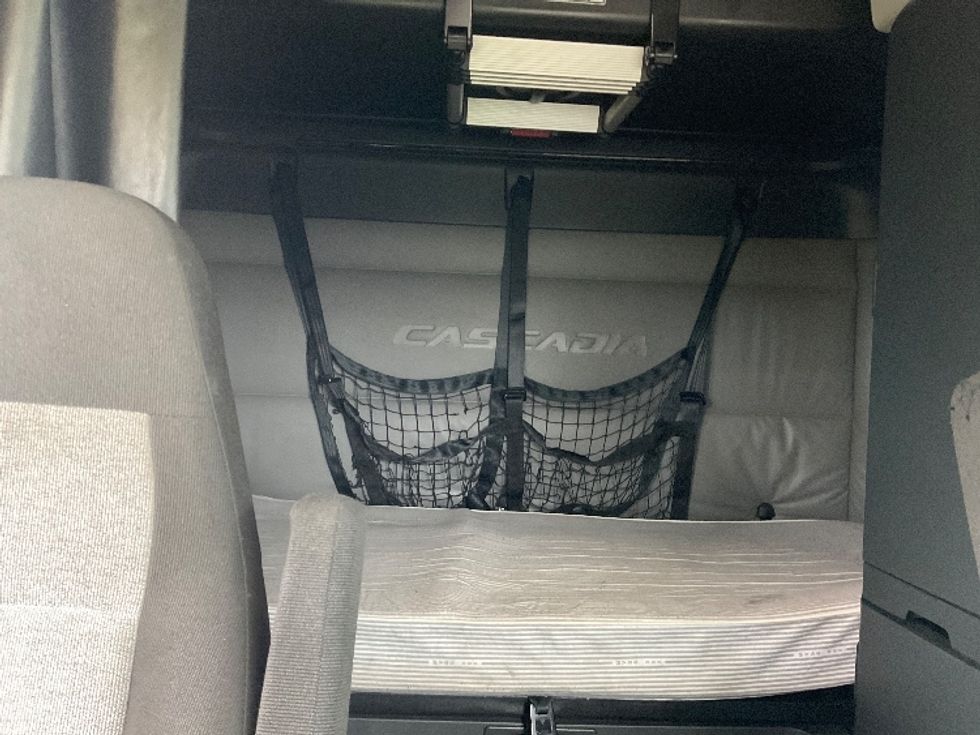 Sleeper Tractor-Heavy Duty Tractors-Freightliner-2022-T12664ST-Stockton-CA-551,739\n\t\tmiles-$ 65,500 - Image 16