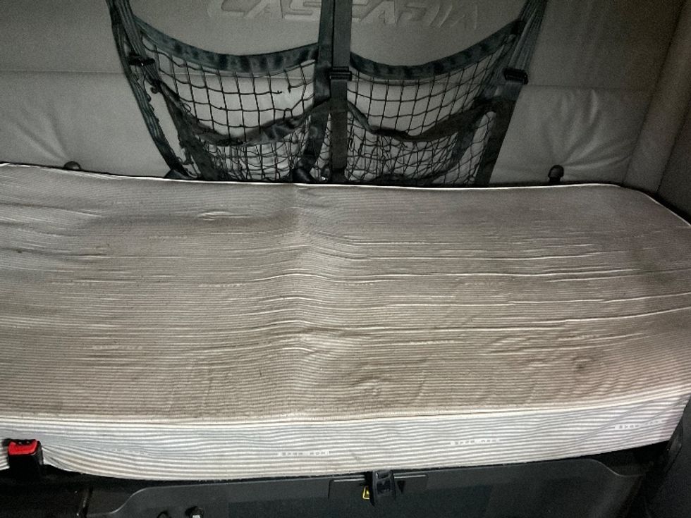 Sleeper Tractor-Heavy Duty Tractors-Freightliner-2022-T12664ST-Stockton-CA-551,739\n\t\tmiles-$ 65,500 - Image 17