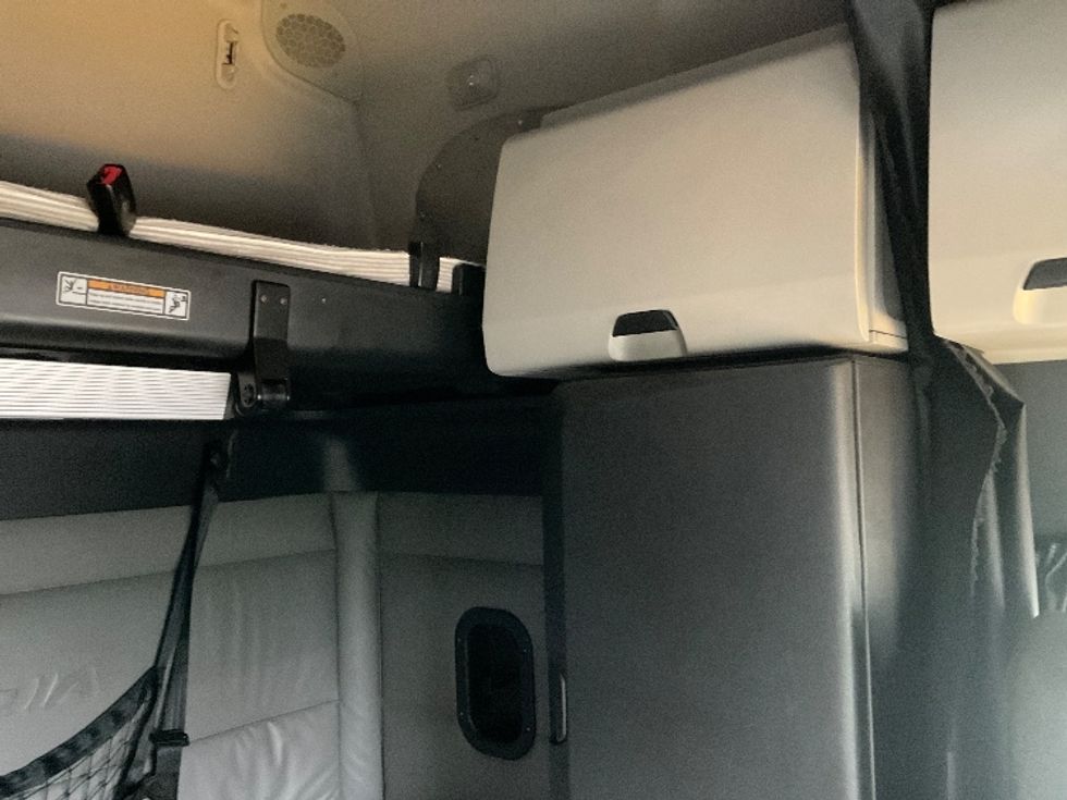 Sleeper Tractor-Heavy Duty Tractors-Freightliner-2022-T12664ST-Stockton-CA-551,739\n\t\tmiles-$ 65,500 - Image 18