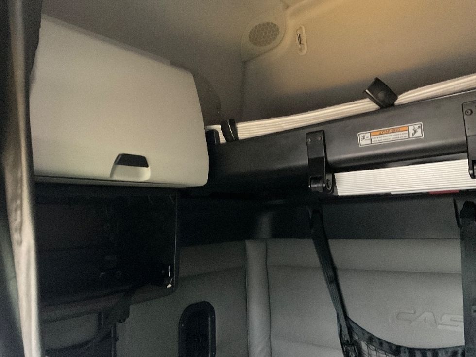 Sleeper Tractor-Heavy Duty Tractors-Freightliner-2022-T12664ST-Stockton-CA-551,739\n\t\tmiles-$ 65,500 - Image 19