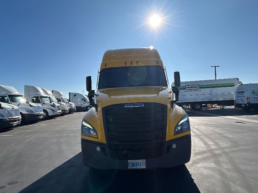 Sleeper Tractor-Heavy Duty Tractors-Freightliner-2022-T12664ST-Stockton-CA-551,739\n\t\tmiles-$ 65,500 - Image 2