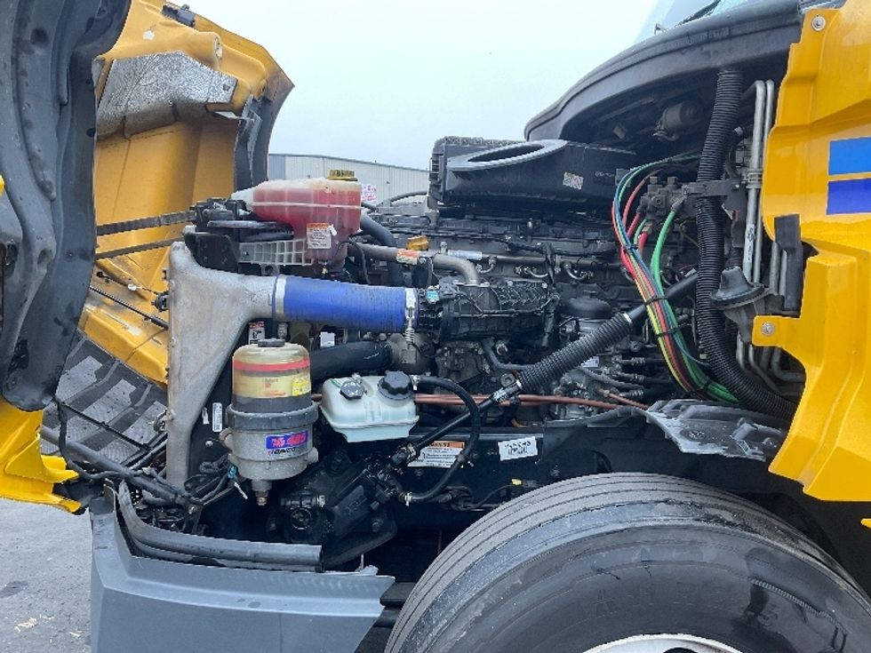 Sleeper Tractor-Heavy Duty Tractors-Freightliner-2022-T12664ST-Stockton-CA-551,739\n\t\tmiles-$ 65,500 - Image 21