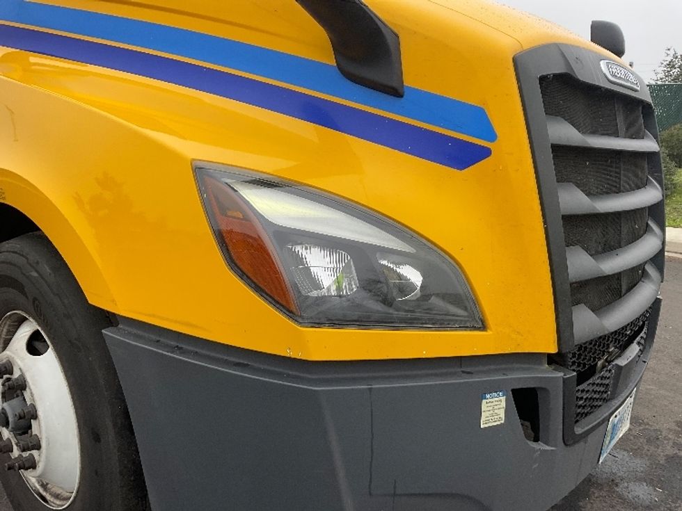 Sleeper Tractor-Heavy Duty Tractors-Freightliner-2022-T12664ST-Stockton-CA-551,739\n\t\tmiles-$ 65,500 - Image 22