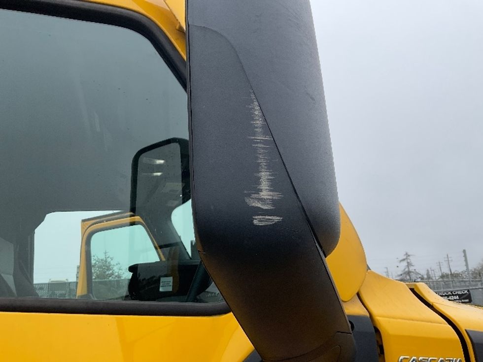 Sleeper Tractor-Heavy Duty Tractors-Freightliner-2022-T12664ST-Stockton-CA-551,739\n\t\tmiles-$ 65,500 - Image 23