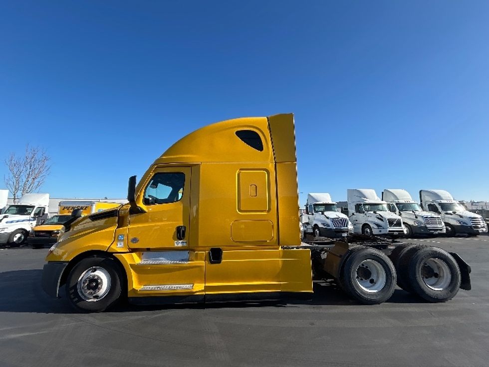 Sleeper Tractor-Heavy Duty Tractors-Freightliner-2022-T12664ST-Stockton-CA-551,739\n\t\tmiles-$ 65,500 - Image 4