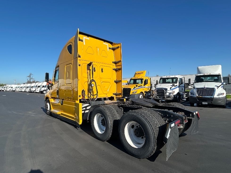 Sleeper Tractor-Heavy Duty Tractors-Freightliner-2022-T12664ST-Stockton-CA-551,739\n\t\tmiles-$ 65,500 - Image 5