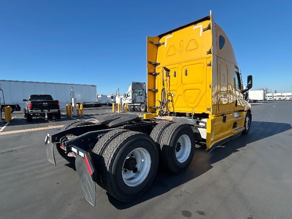 Sleeper Tractor-Heavy Duty Tractors-Freightliner-2022-T12664ST-Stockton-CA-551,739\n\t\tmiles-$ 65,500 - Image 7