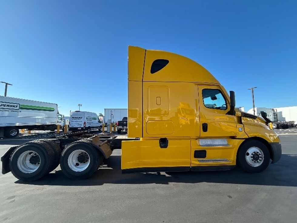 Sleeper Tractor-Heavy Duty Tractors-Freightliner-2022-T12664ST-Stockton-CA-551,739\n\t\tmiles-$ 65,500 - Image 8