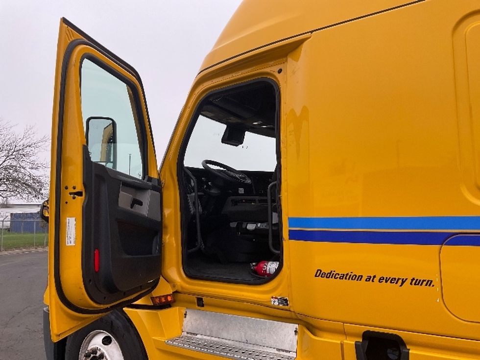 Sleeper Tractor-Heavy Duty Tractors-Freightliner-2022-T12664ST-Stockton-CA-551,739\n\t\tmiles-$ 65,500 - Image 9