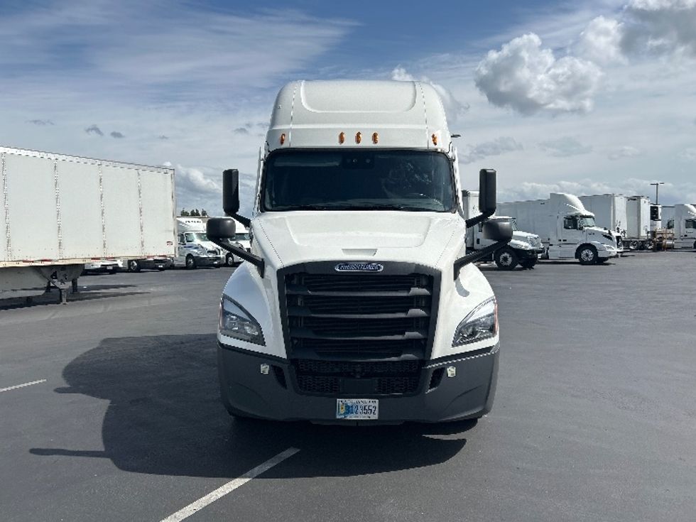 2022 Freightliner Cascadia 126" Sleeper Cab photo 2