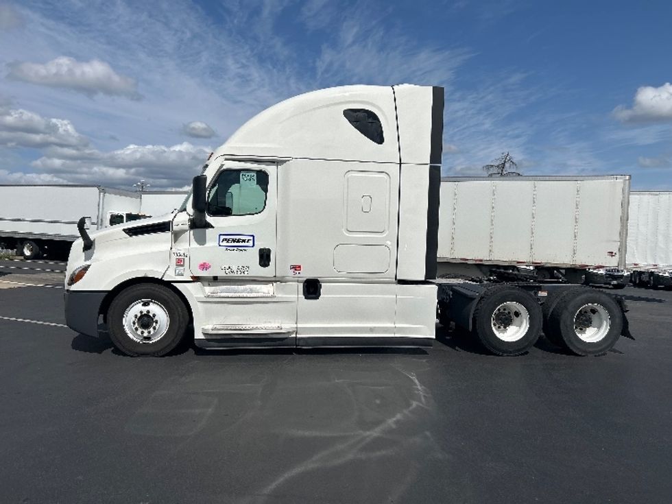 2022 Freightliner Cascadia 126" Sleeper Cab photo 4