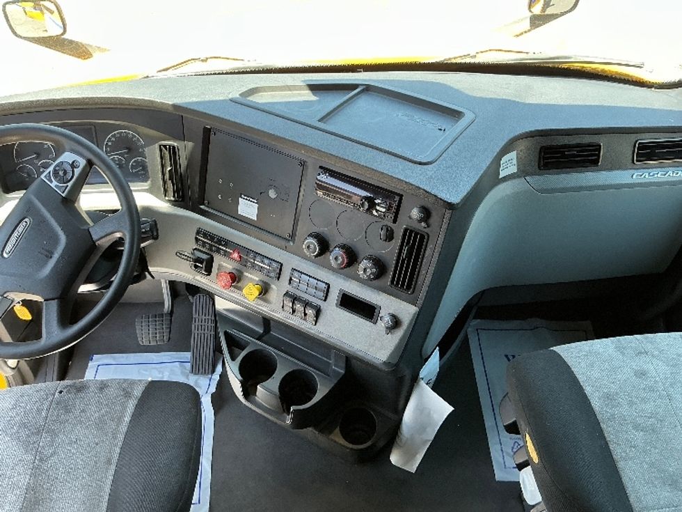 Sleeper Tractor-Heavy Duty Tractors-Freightliner-2022-T12664ST-Stockton-CA-570,169\n\t\tmiles-$ 71,250 - Image 12