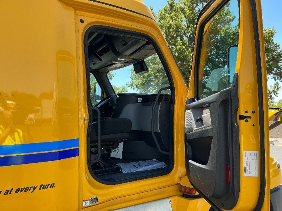 Sleeper Tractor-Heavy Duty Tractors-Freightliner-2022-T12664ST-Stockton-CA-570,169\n\t\tmiles-$ 71,250 - Image 13