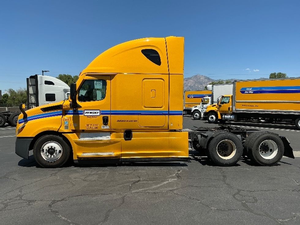 Sleeper Tractor-Heavy Duty Tractors-Freightliner-2022-T12664ST-Stockton-CA-570,169\n\t\tmiles-$ 71,250 - Image 4