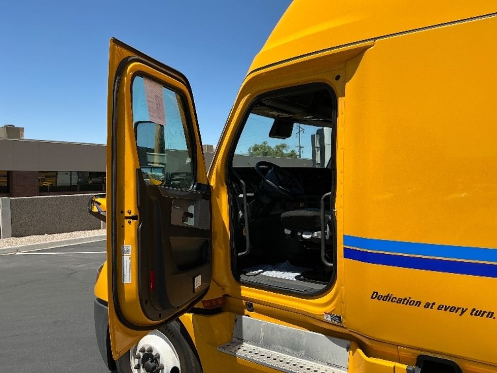Sleeper Tractor-Heavy Duty Tractors-Freightliner-2022-T12664ST-Stockton-CA-570,169\n\t\tmiles-$ 71,250 - Image 9