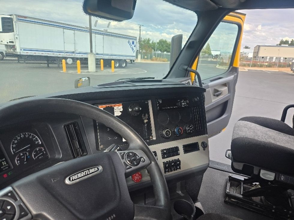 Sleeper Tractor-Heavy Duty Tractors-Freightliner-2022-T12664ST-Stockton-CA-577,885\n\t\tmiles-$ 65,250 - Image 12