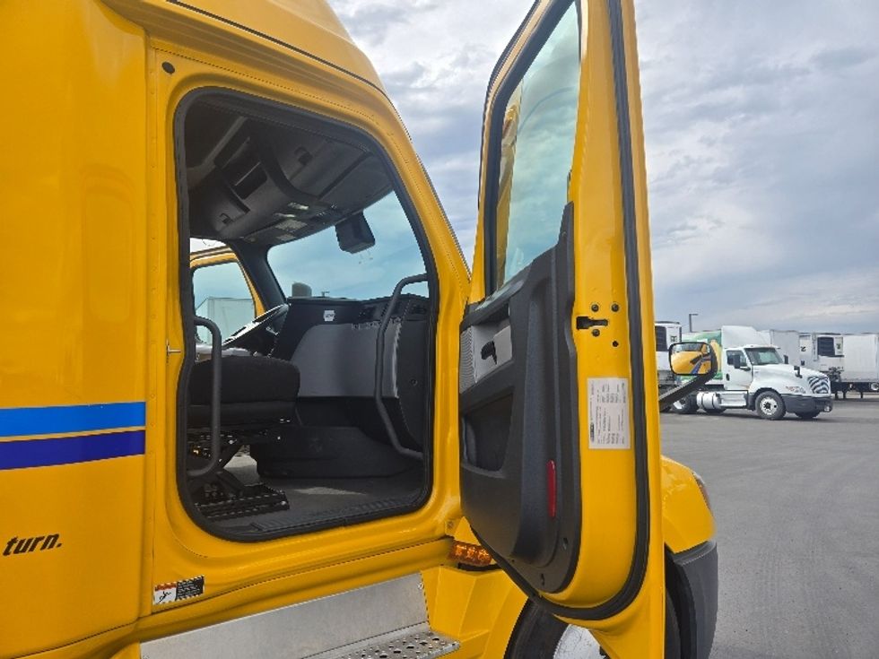 Sleeper Tractor-Heavy Duty Tractors-Freightliner-2022-T12664ST-Stockton-CA-577,885\n\t\tmiles-$ 65,250 - Image 13