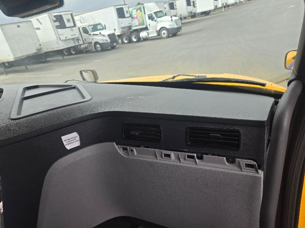 Sleeper Tractor-Heavy Duty Tractors-Freightliner-2022-T12664ST-Stockton-CA-577,885\n\t\tmiles-$ 65,250 - Image 14