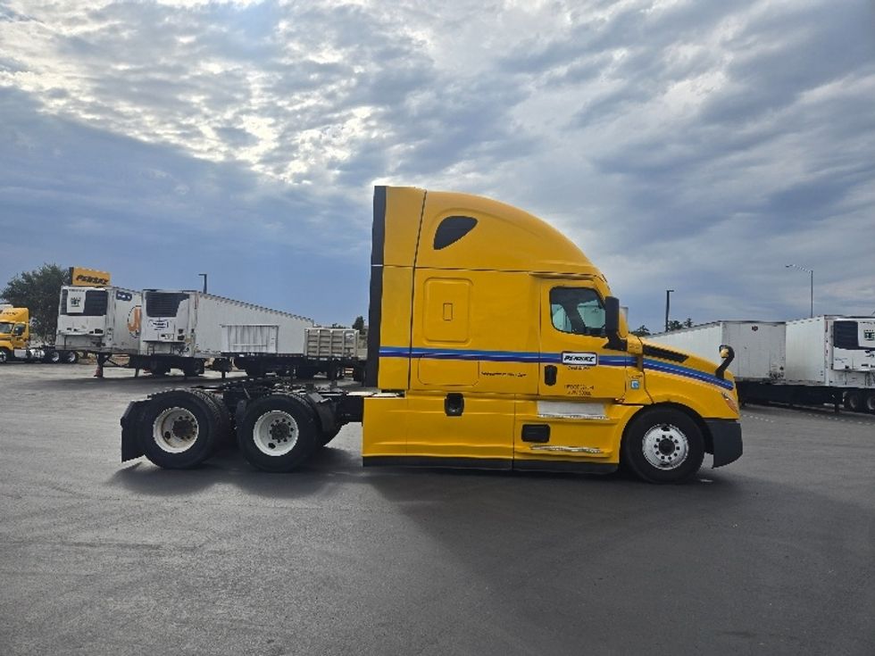 Sleeper Tractor-Heavy Duty Tractors-Freightliner-2022-T12664ST-Stockton-CA-577,885\n\t\tmiles-$ 65,250 - Image 8