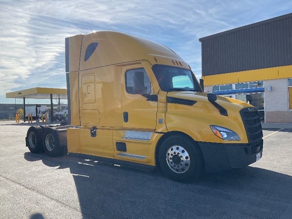 Sleeper Tractor-Heavy Duty Tractors-Freightliner-2022-T12664ST-Stoney Creek-ON-464,630\n\t\tkm-$ 110,750 - Image 1