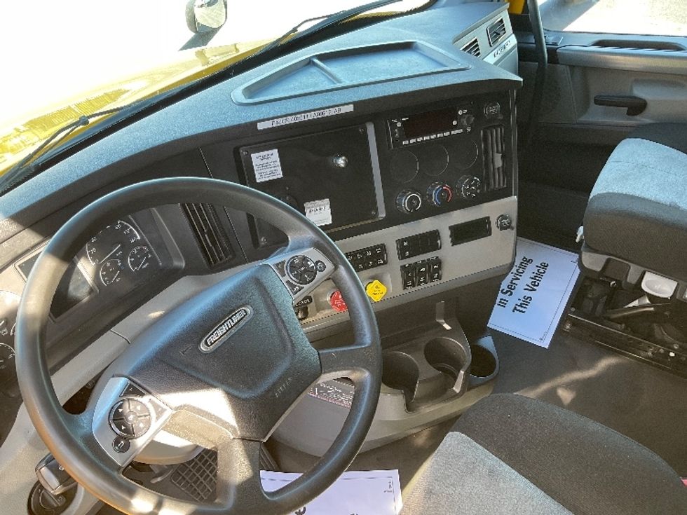 Sleeper Tractor-Heavy Duty Tractors-Freightliner-2022-T12664ST-Stoney Creek-ON-464,630\n\t\tkm-$ 110,750 - Image 10