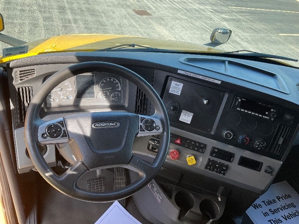 Sleeper Tractor-Heavy Duty Tractors-Freightliner-2022-T12664ST-Stoney Creek-ON-464,630\n\t\tkm-$ 110,750 - Image 11