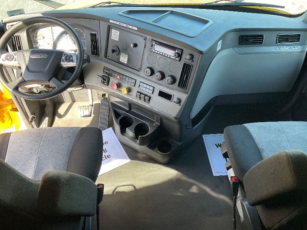 Sleeper Tractor-Heavy Duty Tractors-Freightliner-2022-T12664ST-Stoney Creek-ON-464,630\n\t\tkm-$ 110,750 - Image 12