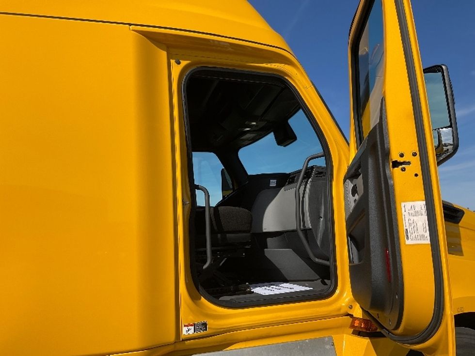 Sleeper Tractor-Heavy Duty Tractors-Freightliner-2022-T12664ST-Stoney Creek-ON-464,630\n\t\tkm-$ 110,750 - Image 13